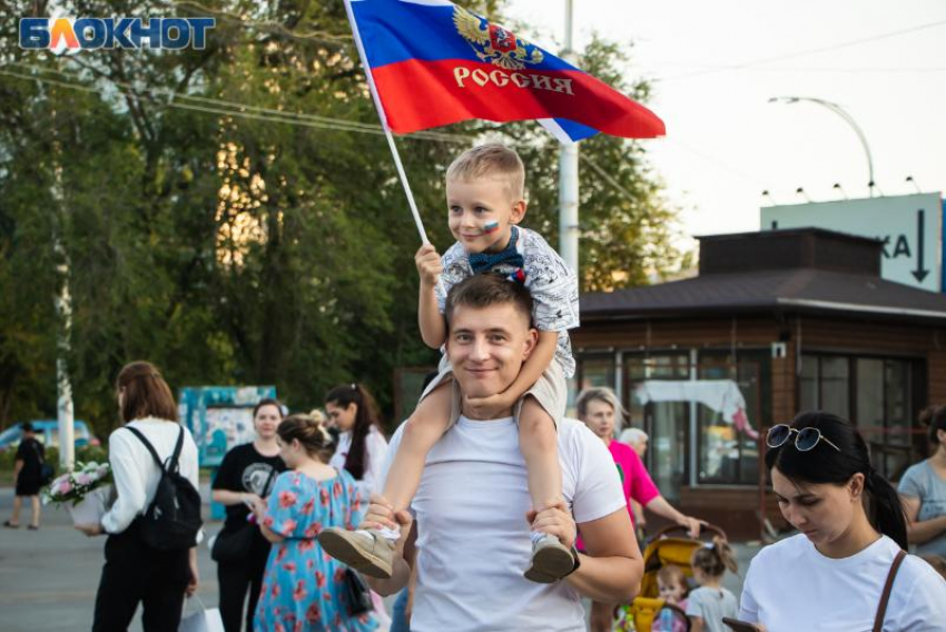 Акция «Ленточка-триколор» и рок-концерт: как Волгодонск отметит День флага России