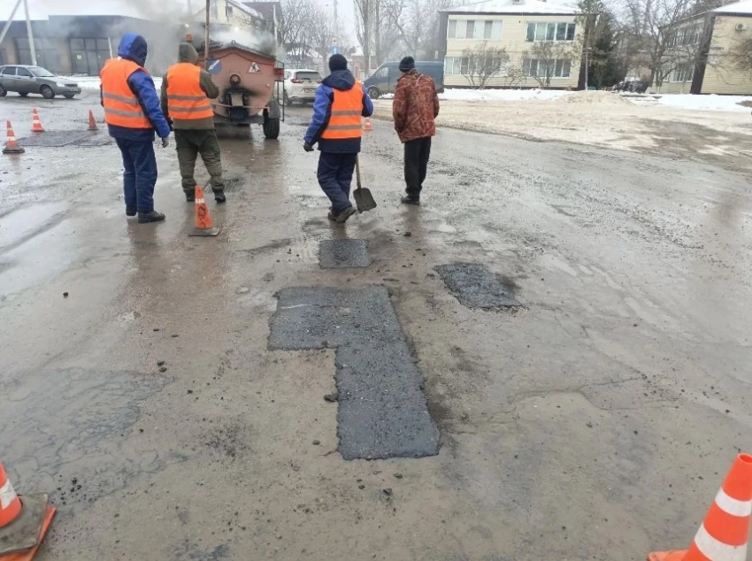 Им морозы не страшны: коммунальщики «латают» ямы на дорогах Волгодонска