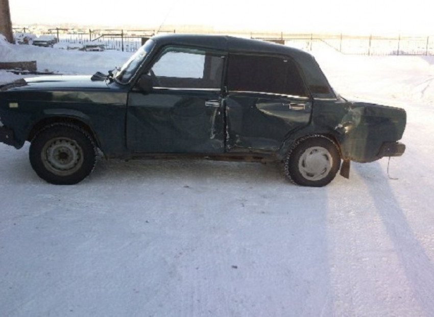 На трассе Элиста - Зимовники в результате ДТП пострадал водитель ВАЗа