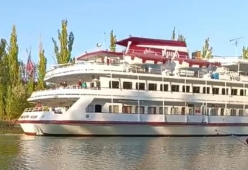 Огромный четырехпалубный теплоход «Константин Федин» прошел мимо Волгодонска