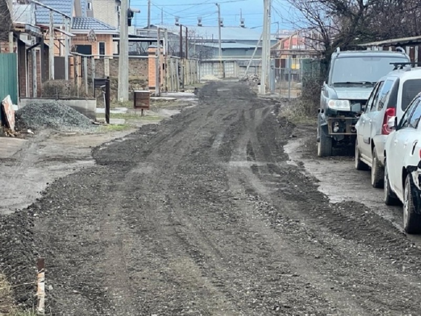 Грязный переулок в Красном Яру отсыпали асфальтовой крошкой 