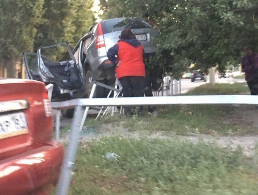 "Хонда» «залетела» сверху на ограждение после серьёзного ДТП на перекрёстке в Волгодонске