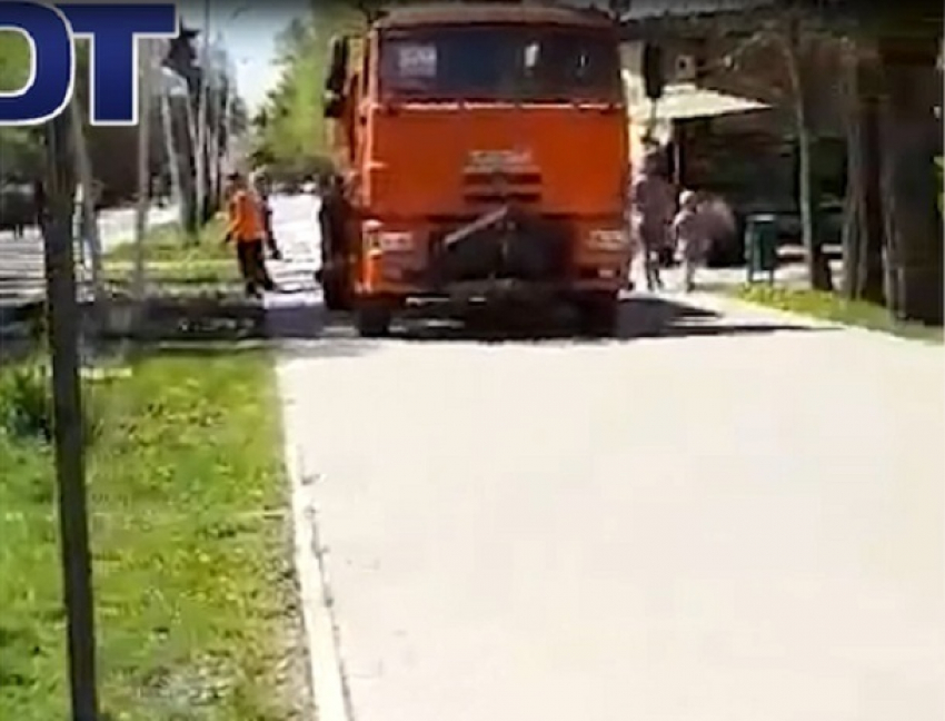 Заведенный КАМАЗ без присмотра в центре парка Победы напугал волгодонцев