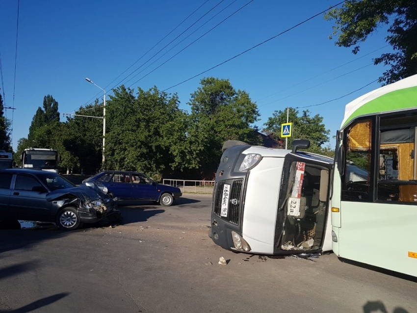 Пассажирская маршрутка №22А перевернулась в Волгодонске 