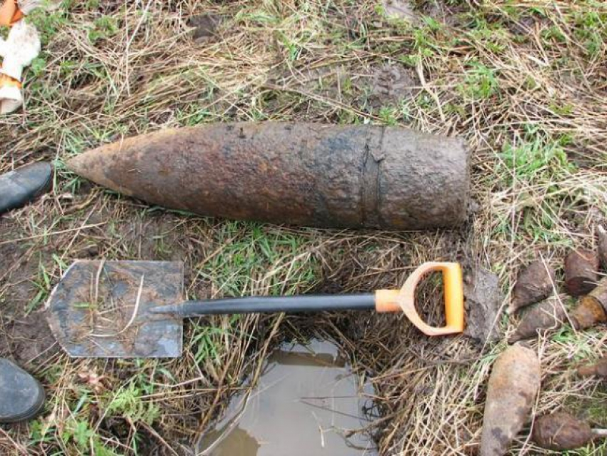 Пахари обнаружили боевой снаряд на поле в Волгодонском районе