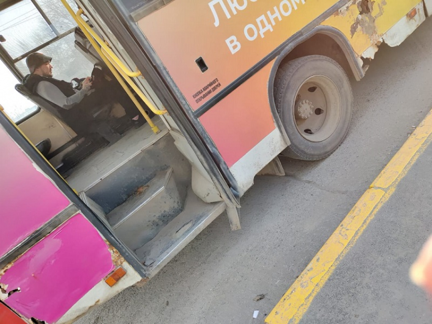 В администрации подтвердили эксплуатацию «Янтарем» грязного и ржавого автобуса