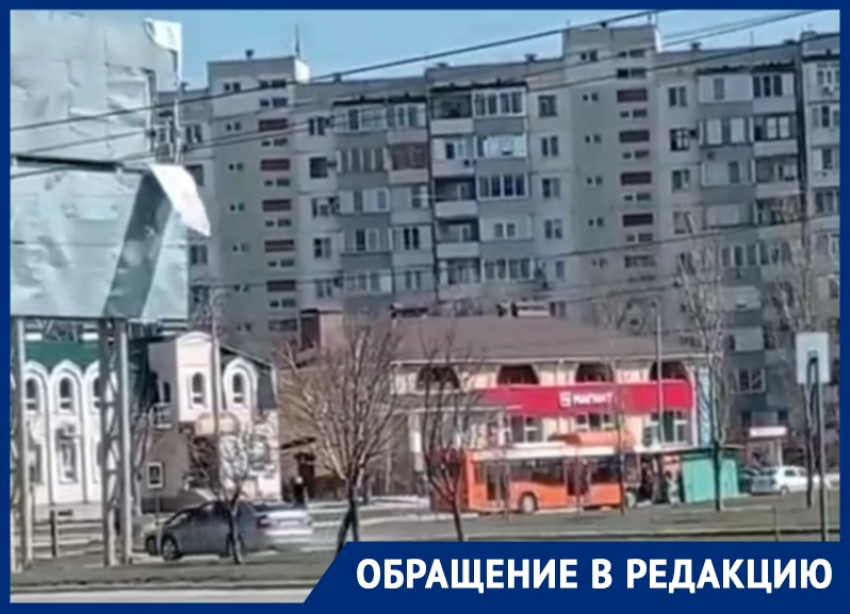 Под угрозой и люди, и машины: металлический лист опасно раскачивается на ветру в Волгодонске