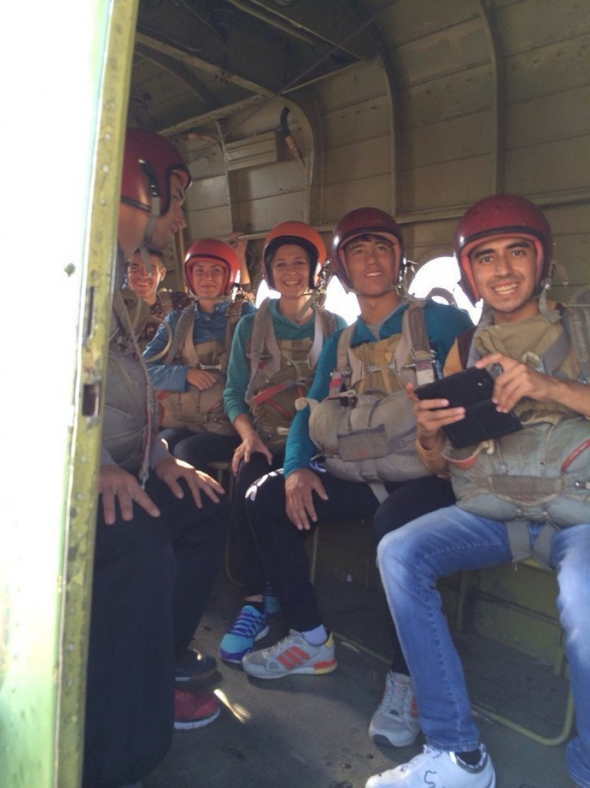 Волгодонские молодогвардейцы отметили День ВДВ прыжком с парашютом