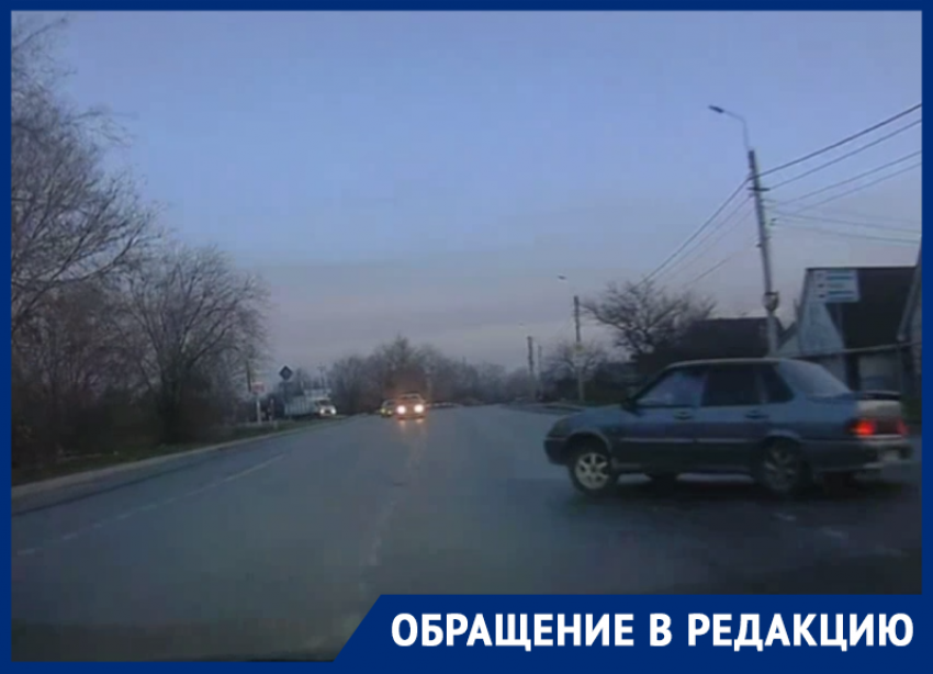 Дерзкий маневр водителя ВАЗа отправил Хендай на встречную полосу, а сам он скрылся с места ДТП