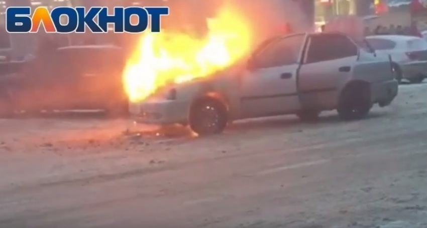 Загоревшееся такси в Волгодонске попало на видео