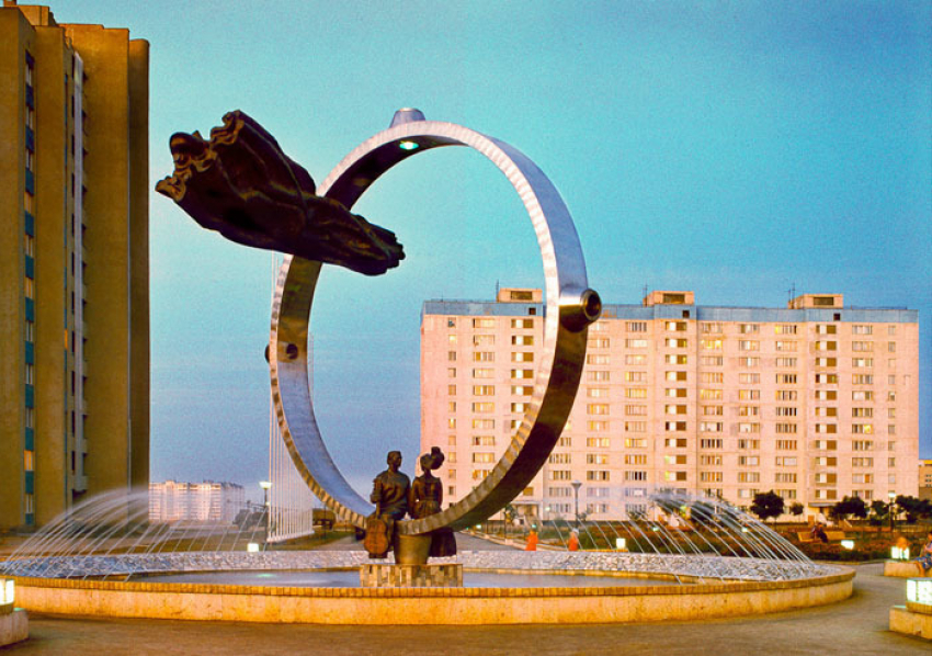Волгодонск прежде и теперь: памятник Высоцкому