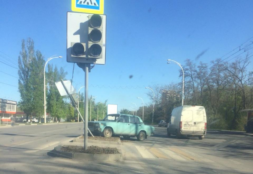 Водитель ВАЗа снес светофор на пешеходном переходе в Волгодонске 