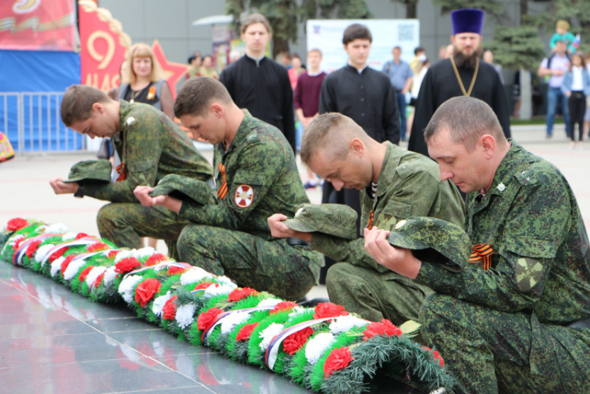 Ветераны, первые лица города и волгодонцы возложили цветы к стеле Победы 