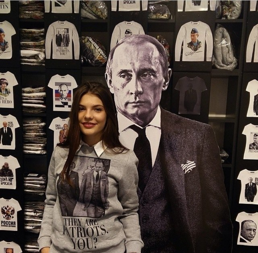 Мисс Волгодонск-2011 оделась в кофту с изображением Путина и станцевала на Болотной площади в Москве