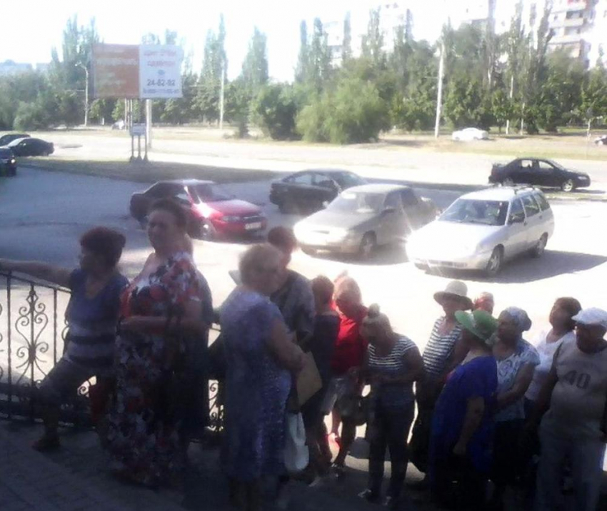 Из-за перерасчета пенсии образовалась гигантская очередь возле Пенсионного фонда в Волгодонске 