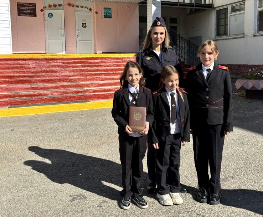 Телефоны, наушники и капюшоны: волгодонским кадетам рассказали о главных врагах детей на дороге