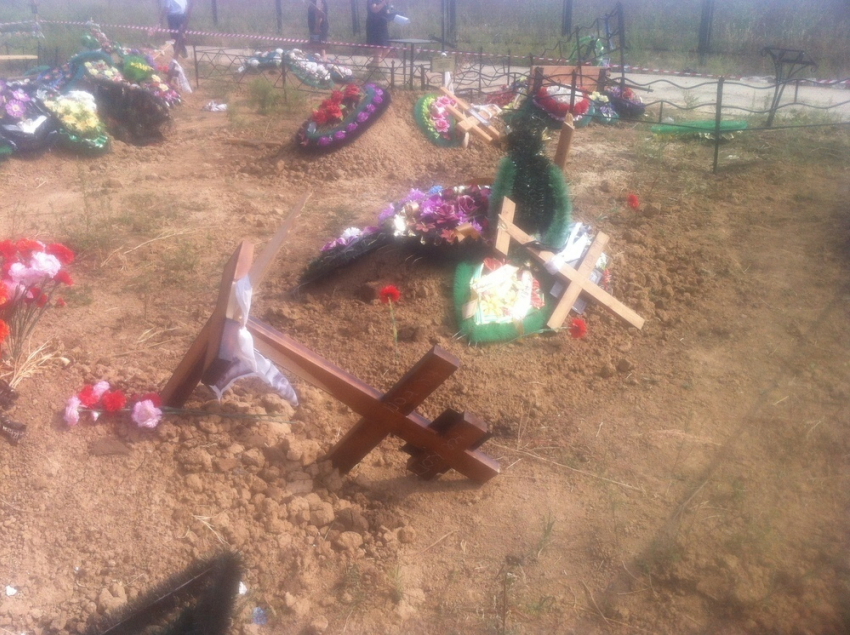 18-летний волгодонец не нашел на кладбище могилу отца и со злости разбил десятки чужих надгробий