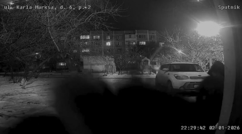 Дети с ножом разбили домофон и проткнули надувную елку: ночные вандалы ужаснули жителей с улицы Карла Маркса 