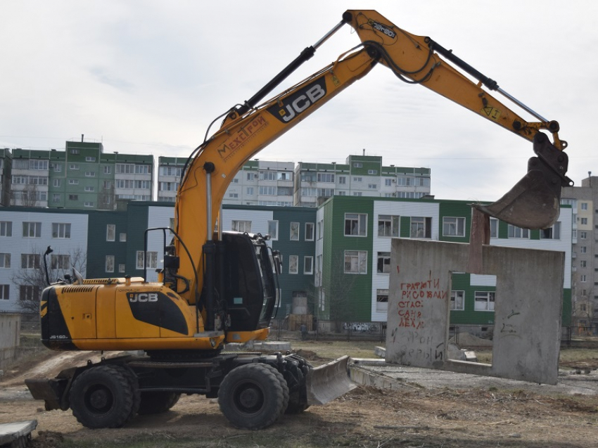 Как на В-9 ломают старую и строят новую школу