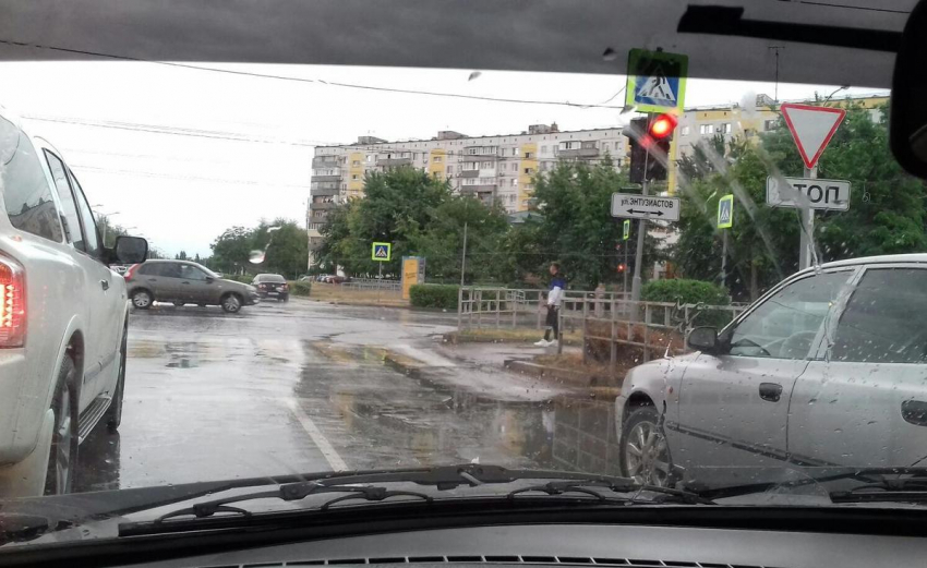 Волгодонец предлагает установить знак «Стоянка и остановка запрещена» перед светофором на Черникова