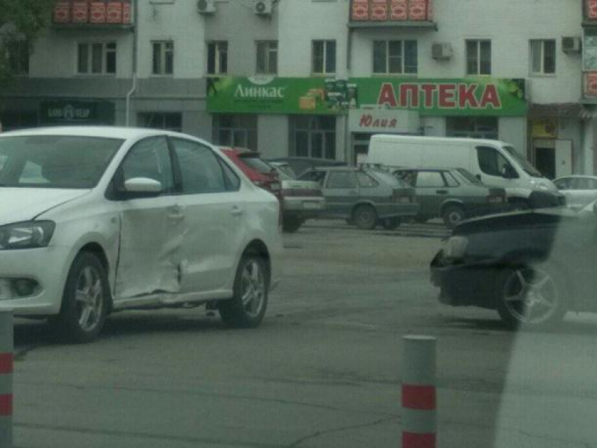 Hyundai врезался в немецкую иномарку с водительской стороны на площади Гагарина