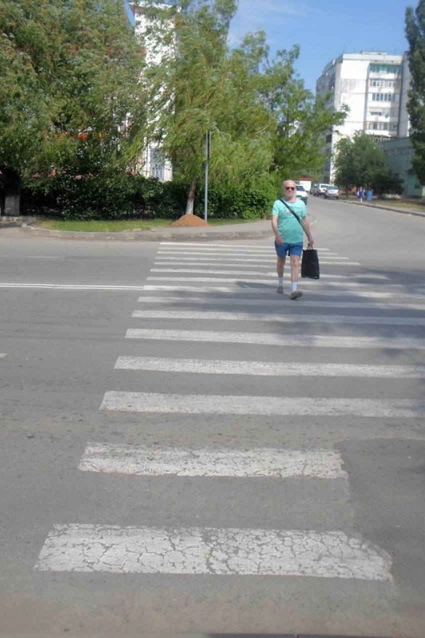 В Волгодонске устанавливают новый светофор на улице Кошевого