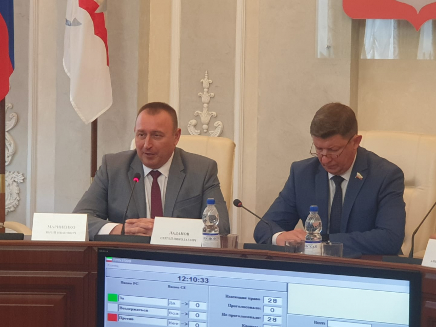 Прямо сейчас депутаты Волгодонска в здании мэрии принимают отставку главы администрации 