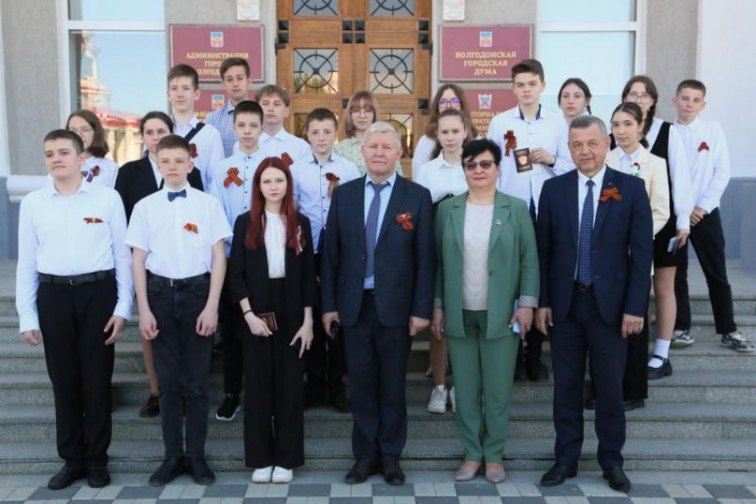 Школьникам Волгодонска в преддверии Дня Победы вручили паспорта 