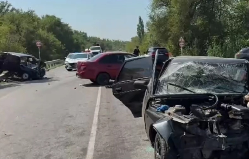 Три покореженных ВАЗа, обгон юного водителя и один труп: подробности жуткого ДТП на трассе Ростов – Волгодонск