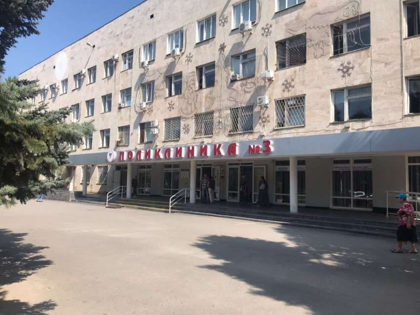 В Волгодонске на три микрорайона один терапевт: за талонами приходят в 4 утра 
