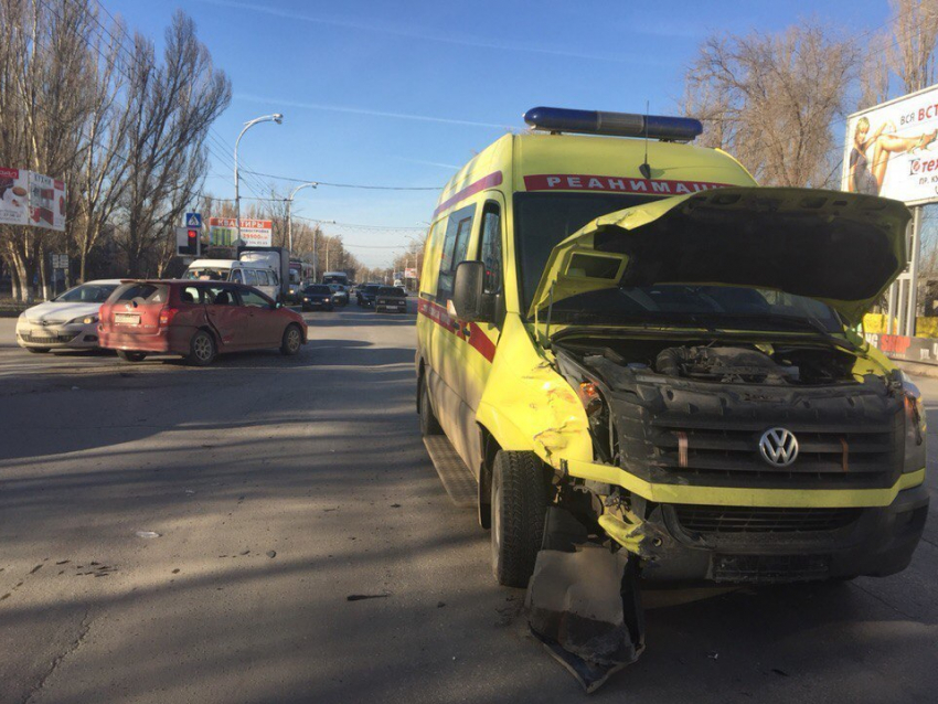 В Волгодонске автоледи за рулем «Тойоты» врезалась в реанимобиль с новорожденным в тяжелом  состоянии