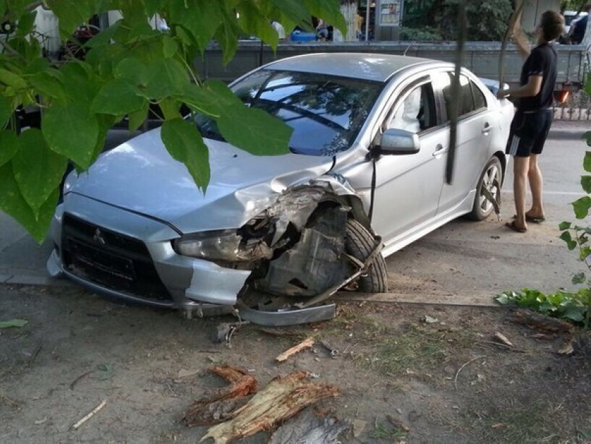 В Волгодонске на Ленина «Mitsubishi Lancer» разбился о дерево