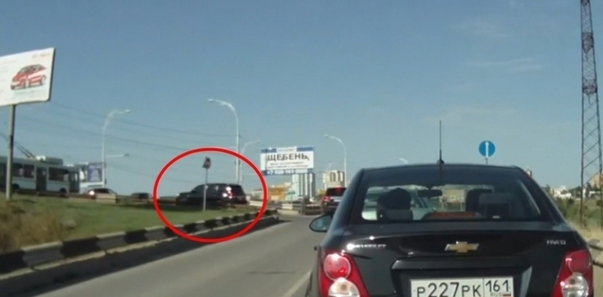 В Волгодонске водители на «блатных» джипах разъезжают по встречке