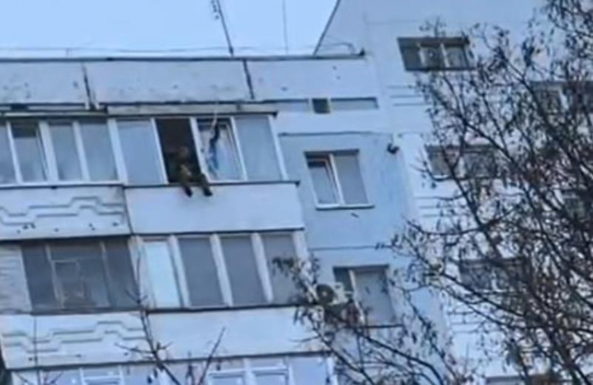 «На 9 этаже присел на подоконник, посучил ногами и громко закричал»: странный мужчина ужаснул волгодонцев