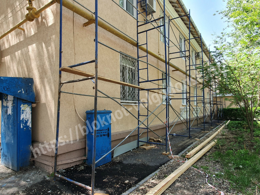 Упавший с крыши строитель находится в тяжелом состоянии в реанимации БСМП Волгодонска