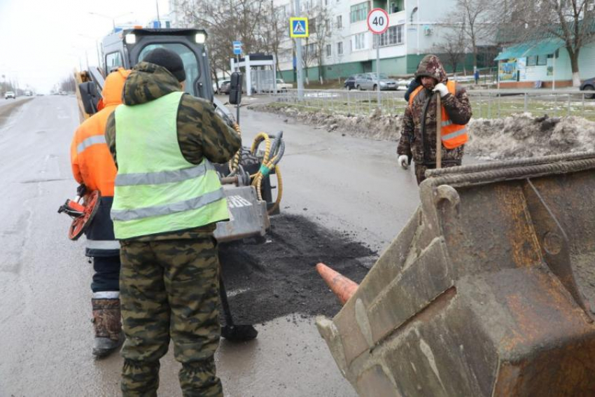 Исполняющий обязанности главы администрации Волгодонска оценил темпы ямочного ремонта дорог