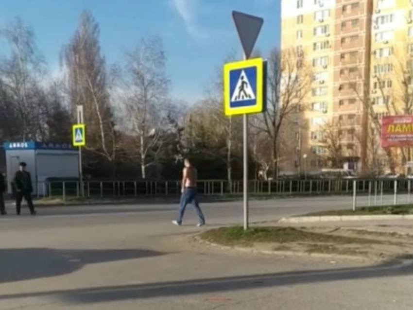 Прогулка полураздетого волгодонца в центре города попала на видео 