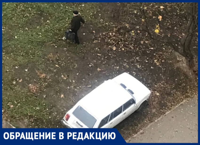Пожилой водитель из Волгодонска дерзко проехался по тротуару и припарковал свою машину на газоне 