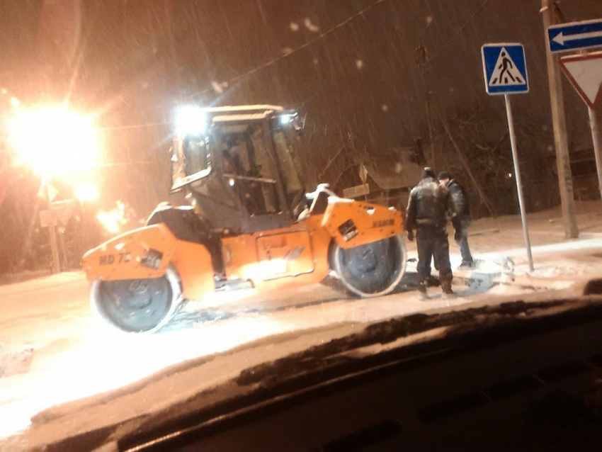 В сети появились фото, как в Волгодонске дорожники укладывают асфальт на снег