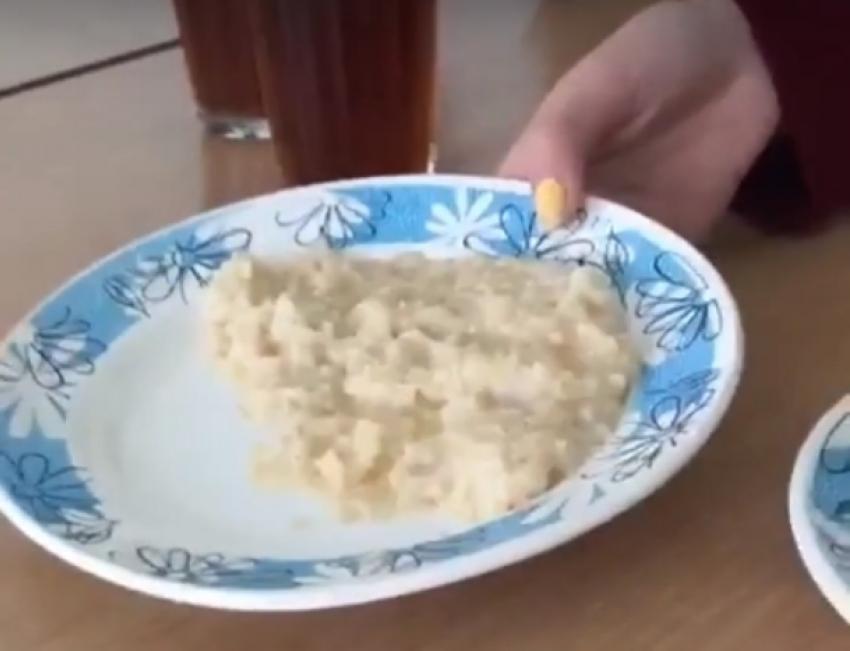 Чем кормят в нашей «замечательной» столовой, - ученики школы №7 засняли на видео прилипшую к тарелке кашу