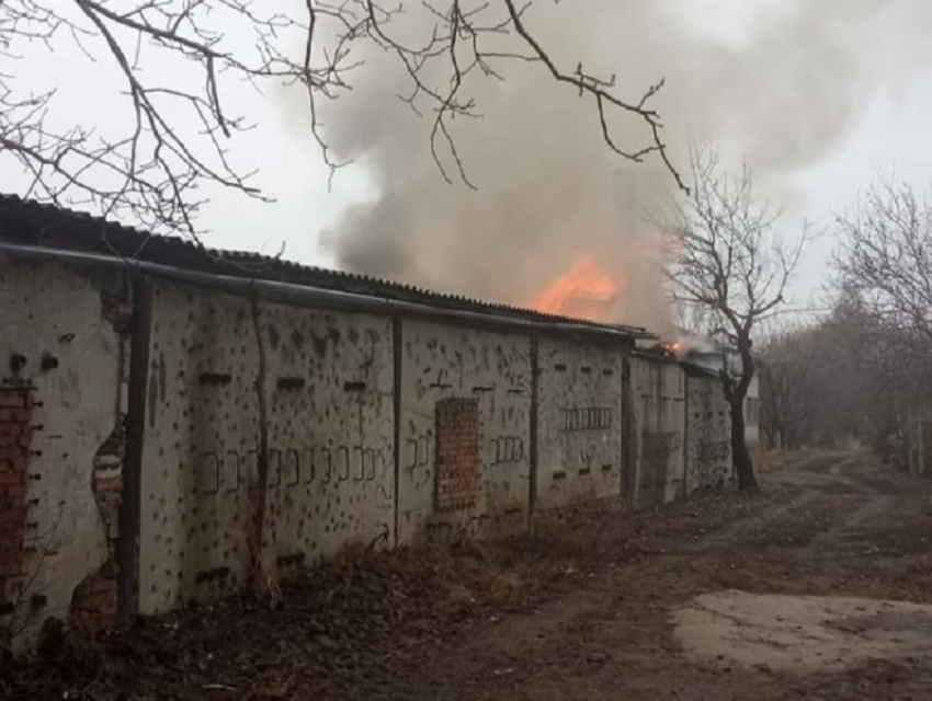 В Волгодонске в Шлюзах произошел пожар в мебельном цехе
