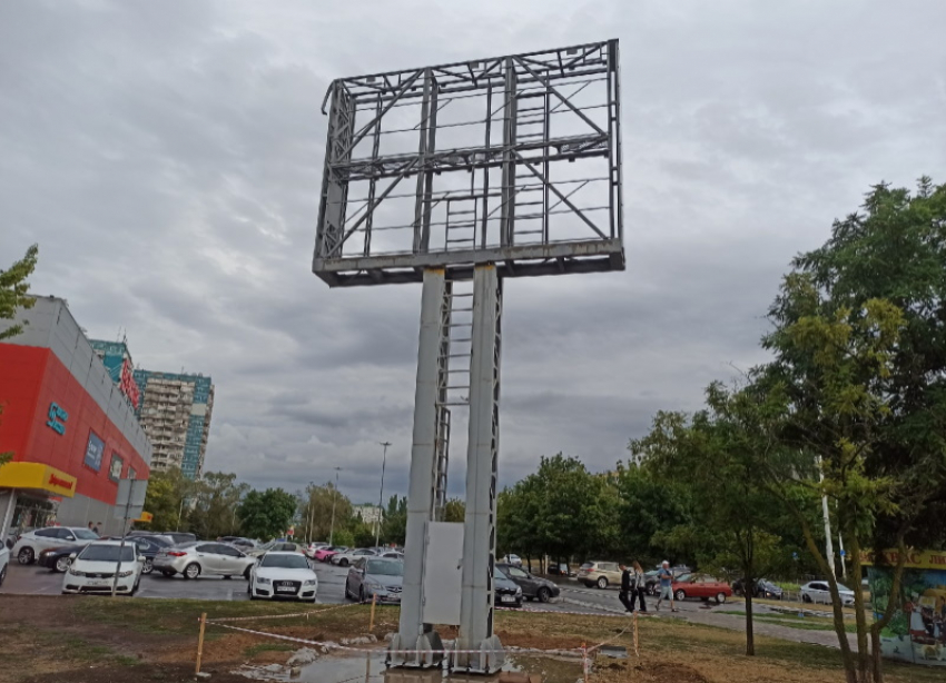 10-метровый рекламный щит установили на проспекте Курчатова
