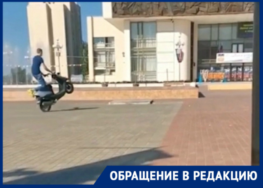Волгодонские скутеристы устроили экстремальную езду на площади перед ДК имени Курчатова 