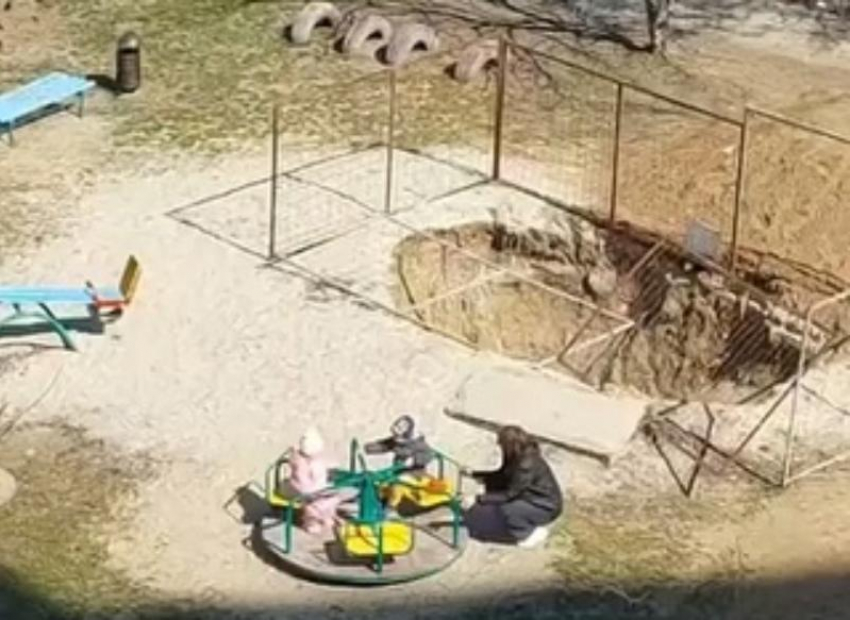 Придется потерпеть: коммунальную яму у детской площадки на Карла Маркса устранят до конца года