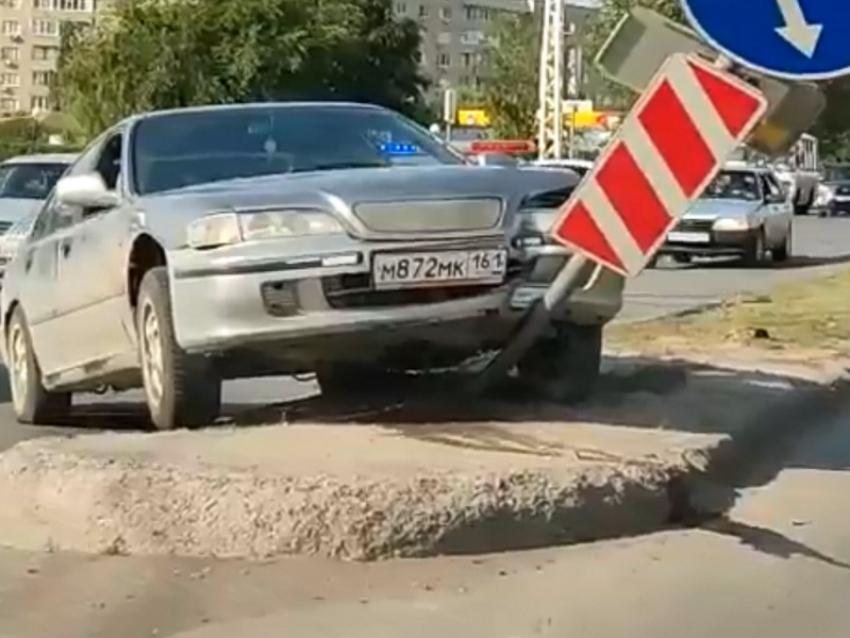 Иномарка въехала в столб со знаками на проспекте Строителей в Волгодонске