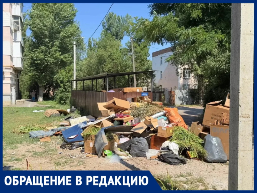 Крупногабаритный мусор завалил контейнерную площадку на 50 лет СССР