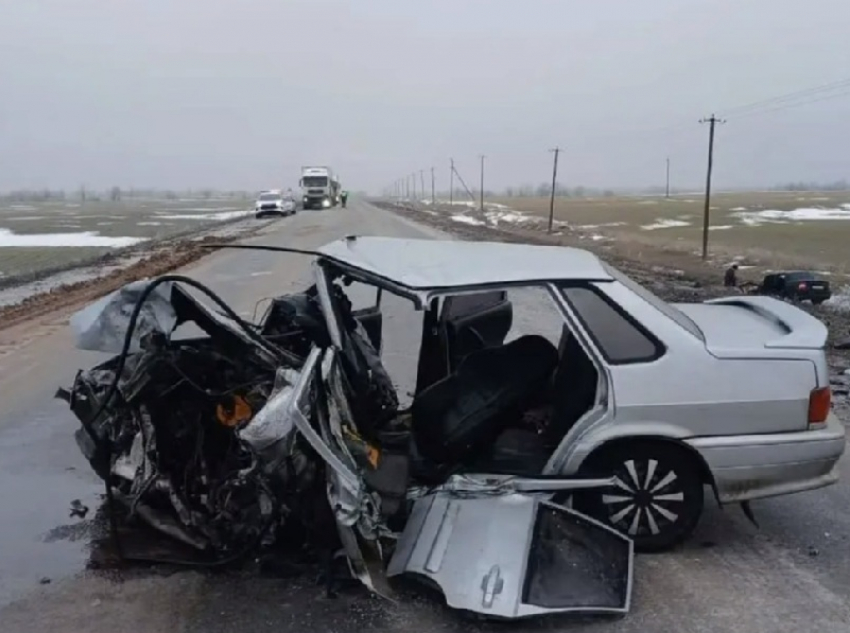 Два ВАЗа «всмятку»: страшное ДТП с участием маленьких детей произошло на трассе Зимовники – Элиста