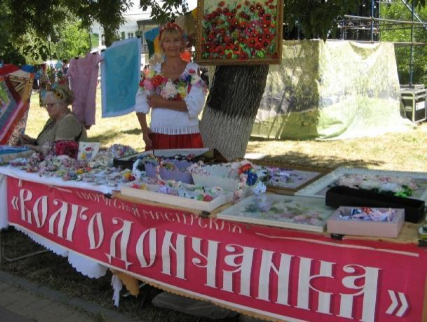 Волгодонские рукодельницы блеснули своими работами на межрегиональном фестивале казачьего фольклора