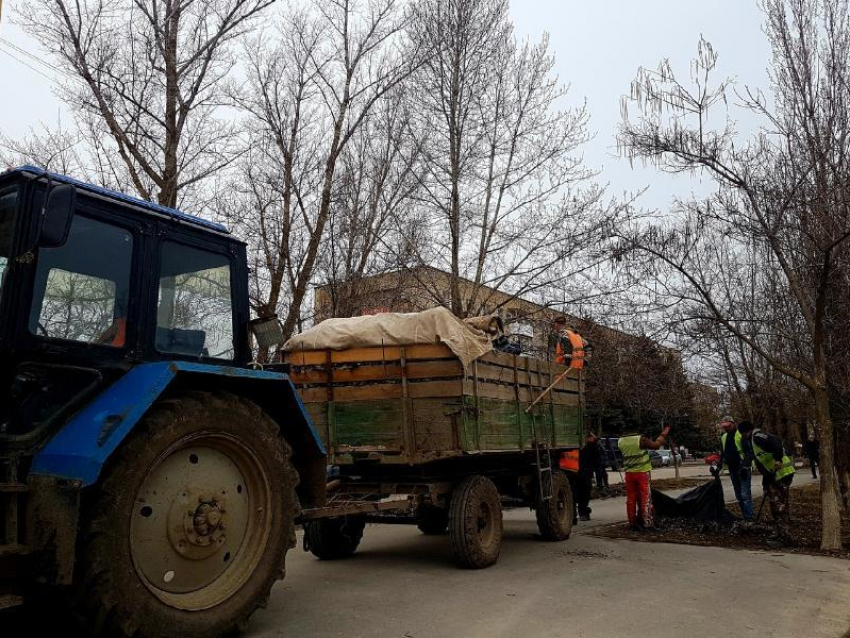 В Волгодонске приступили к весенней уборке города