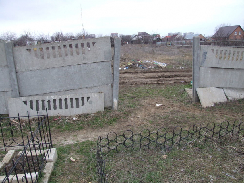 На кладбище в Красном Яру орудуют вандалы из числа родственников погребенных